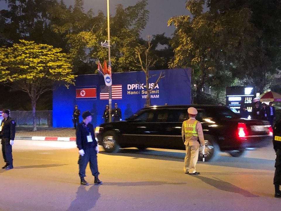 Ảnh đoàn xe chuyên dụng di chuyển ra sân bay Nội Bài. Ảnh: Cường Ngô.