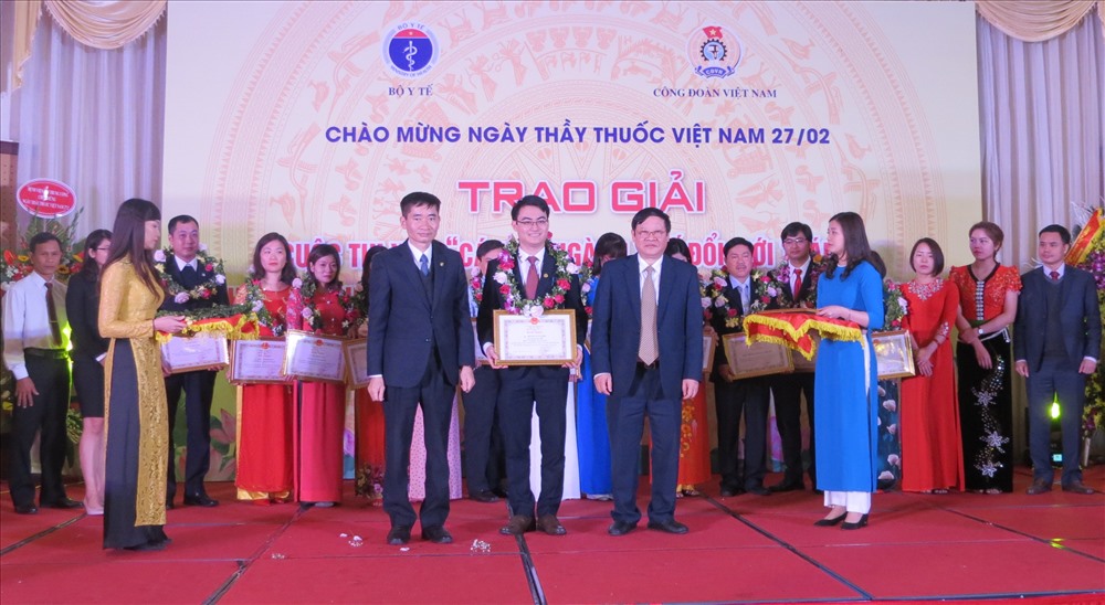 Phó Chủ tịch Tổng LĐLĐVN Trần Văn Thuật và Thứ trưởng Thường trực Bộ Y tế Nguyễn Viết Tiến trao Bằng khen của Bộ Trưởng Y tế cho các cá nhân. Ảnh: Xuân Trường