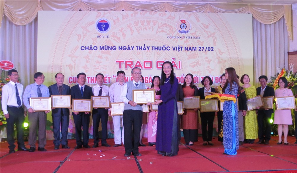 Chủ tịch CĐ Y tế VN Phạm Thanh Bình trao Bằng khen của CĐ Y tế VN cho 20 đơn vị xuất sắc. Ảnh: Xuân Trường