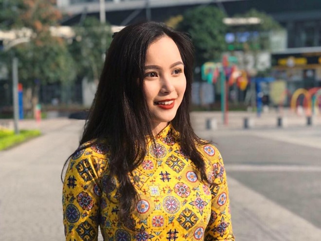 Tháng 9.2018, nữ sinh Ngoại giao này từng làm lễ tân phục vụ cho Hội nghị WEF ASEAN. Ảnh: FBNV.