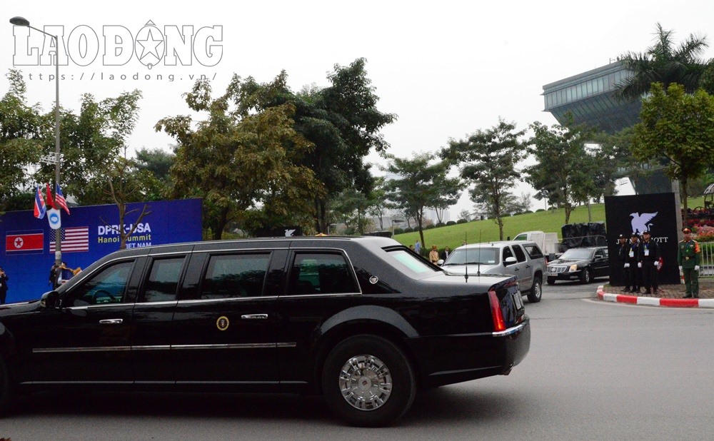 Đoàn của Tổng thống Trump rời khách sạn Marriot.