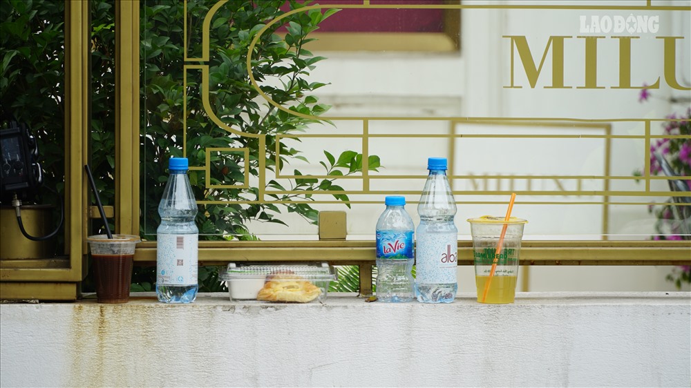 Tại hiện trường, đồ ăn nhanh và nước uống được chuẩn bị trước phục vụ phóng viên quốc tế tác nghiệp. Đây là những bữa ăn trưa vội vàng trong những ngày đưa tin về Hội nghị Thượng đỉnh Mỹ - Triều.