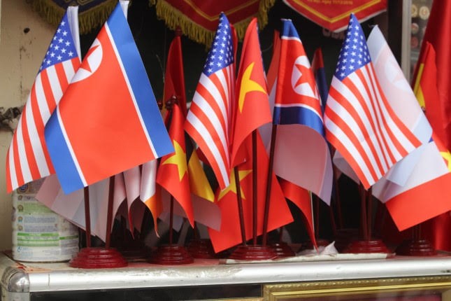 Phỏng vấn chị Phạm Thanh Bình, một tiểu thương tại phố Hàng Bông, chúng tôi được biết: “ Với loại cờ cán tre, cỡ nhỏ có giá sẽ từ 15.000 – 20.000 đồng/lá, cỡ lớn có giá từ 100.000 – 300.000 đồng/lá. Còn một loại khác có giá 250.000 đồng/ bộ, bao gồm cả cờ, cán và đế đều được làm bằng inox.”