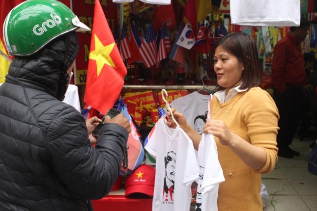 Chị Oanh, một tiểu thương khác ở phố Hàng Bông chia sẻ: “ Lượng khách mua áo này rất nhiều, nhà chị trung bình một ngày bán được 100 chiếc áo và giá của mỗi chiếc áo như vậy là 100.000 đồng”.