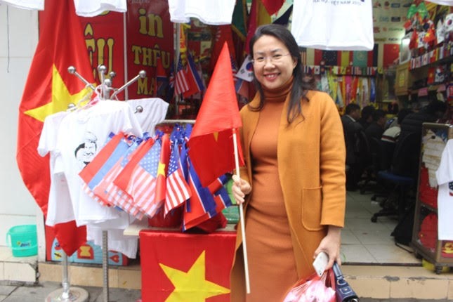 Chị Đào Thùy Dung ( Quận Ba Đình, TP. Hà Nội ) chia sẻ: “ Hôm nay tôi đã mua liền 10 chiếc áo. Tôi thật sự vinh dự vì Hà Nội là nơi diễn ra cuộc gặp giữa ông Donald Trump và ông Kim Jong-un”.