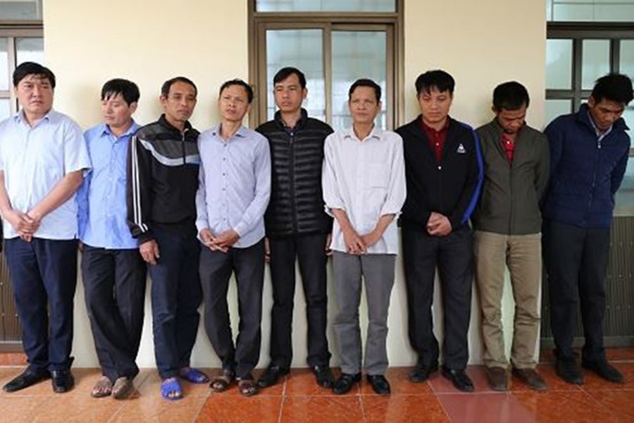 Các đối tượng thông đồng trộm cắp than.