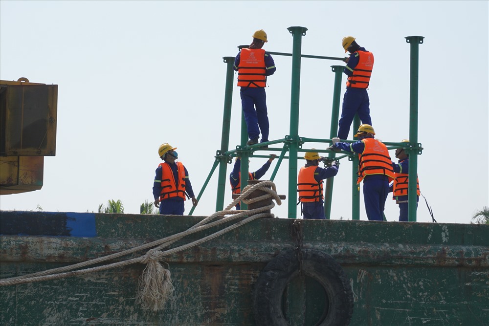 Công nhân làm việc trên công trường dự án chống ngập 10.000 tỉ
