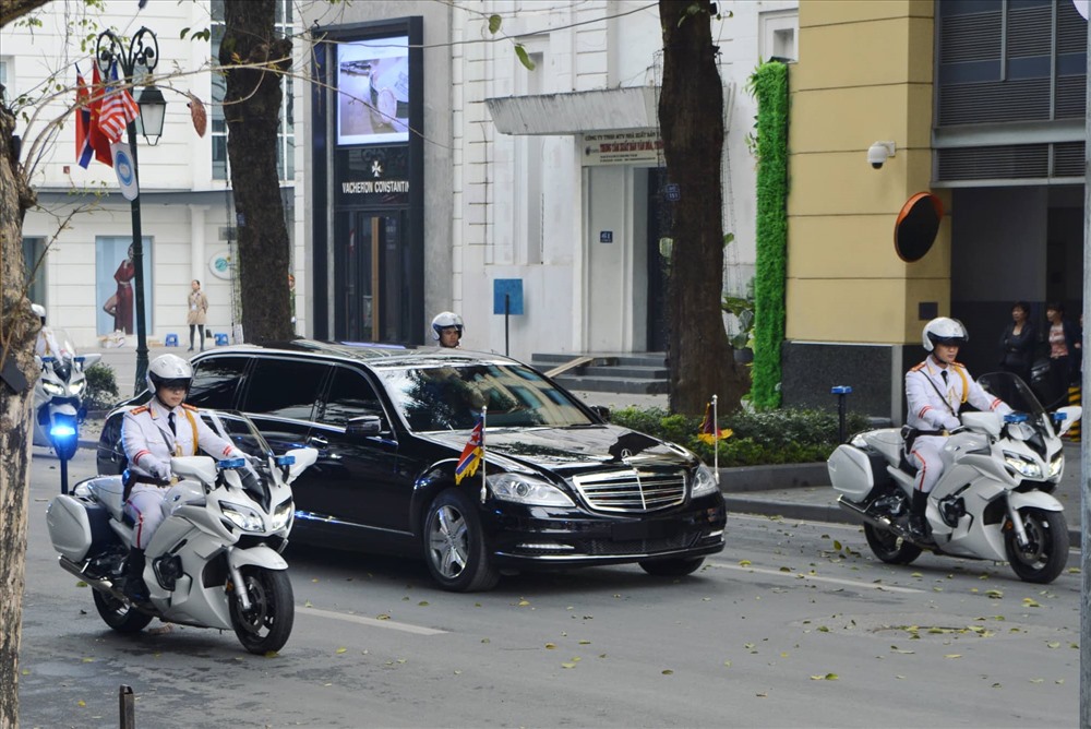 Xe chở Chủ tịch Kim Jong-un rời khách sạn Metropole sau khi bữa trưa bị huỷ bỏ và cũng không có một thỏa thuận cụ thể nào được đưa ra. Ảnh: Thanh Huế.