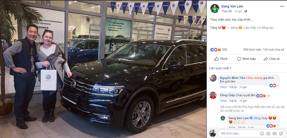 Bố mẹ Văn Lâm chụp hình bên cạnh xế hộp Volkswagen mà con trai mua tặng. Ảnh FBNV