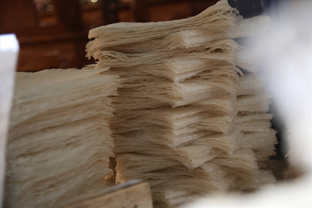 Bánh tráng là thức quà quê luôn theo chân người dân đi khắp mọi miền đất nước trong những ngày tết.