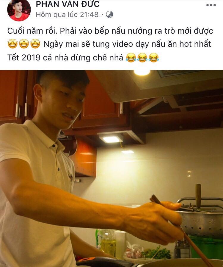 Phan Văn Đức trổ tài nấu ăn khi về ăn Tết với mẹ.