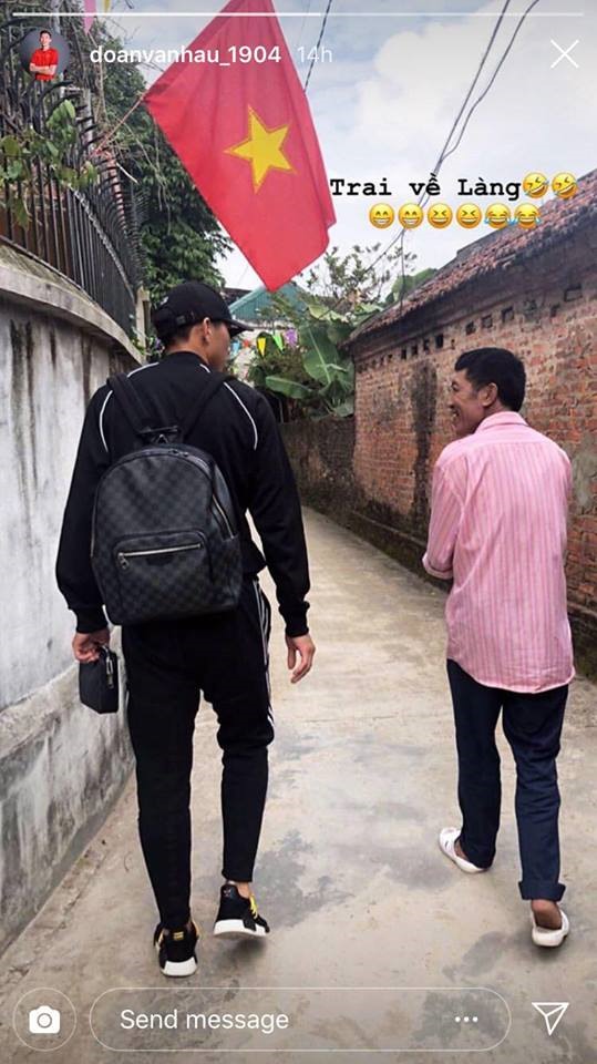 Em út Văn Hậu cuối cùng cũng trở về đến quê hương.