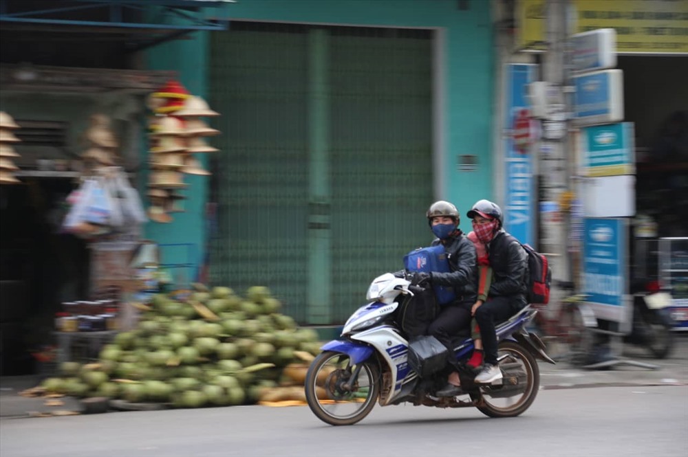 Anh Đỗ Thanh Hải, công nhân làm việc ở TP. Buôn Ma Thuột - cho biết, cuối năm là thời điểm anh tranh thủ làm thêm nên cận tết mới có thời gian trở về nhà. Anh Hải lựa chọn xe máy làm phương tiện về quê Bình Định để giảm chi phí tàu xe...
