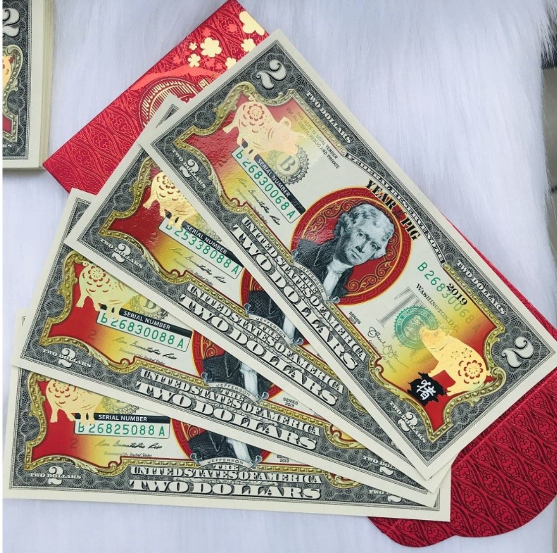 Tết Kỷ Hợi 2019 này Bộ Tài Chính Mỹ tiếp tục phát hành tiền 2 USD hình con heo mạ vàng để đáp ứng nhu cầu tiền lì xì tết ngày một tăng lên của cộng đồng người châu Á tại Mỹ và nhiều quốc gia khác