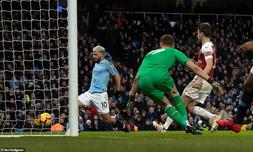 Aguero (áo xanh) dễ dàng nâng tỷ số lên 2-1. Ảnh: Daily Mail
