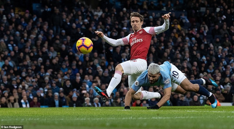 Aguero (áo xanh) mở tỷ số ngay ở phút đầu tiên. Ảnh: Daily Mail.