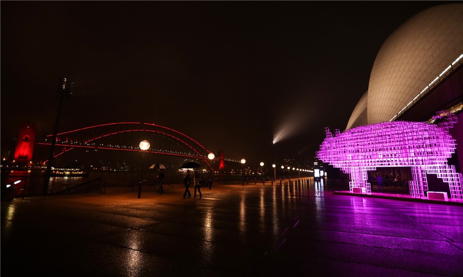  Cầu cảng Sydney thắp sáng đón mừng năm mới sắp tới. Ảnh: Xinhua. 