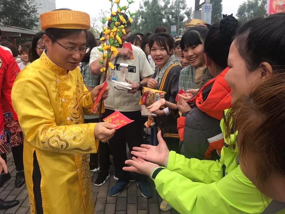 “Sếp” Cty người Hàn Quốc lì xì cho công nhân.