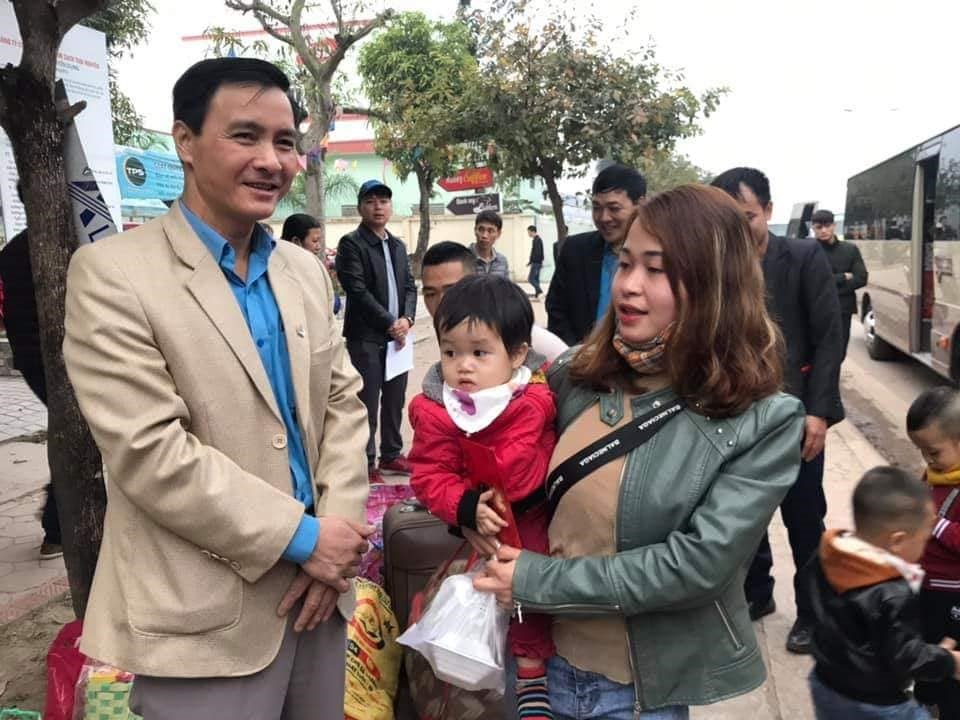 Chủ tịch LĐLĐ tỉnh Thái Nguyên Vũ Duy Hoàng (trái) chúc Tết và tiễn người lao động lên xe về quê ăn Tết.