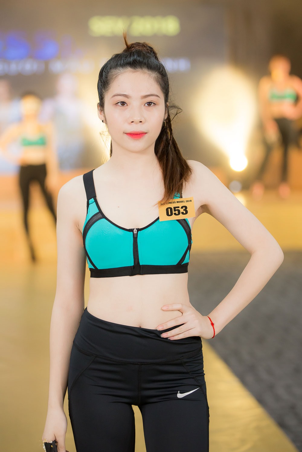 Những công nhân chuẩn bị thi sắc đẹp. Ảnh: SEV