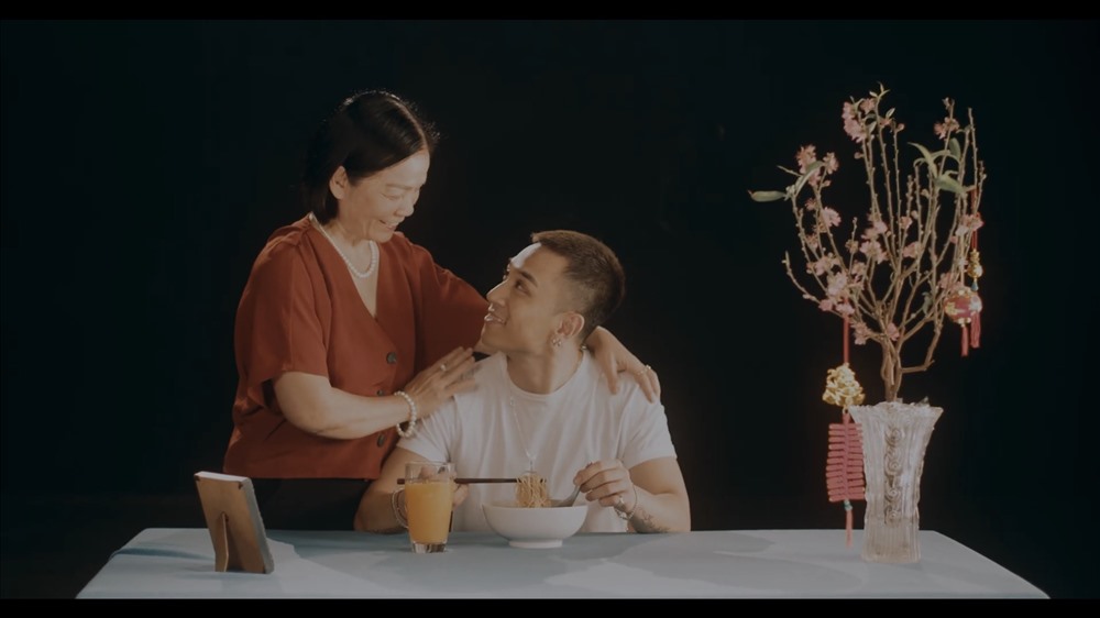 Dương Edward gửi tặng ca khúc dành cho mọi bà mẹ nhân dịp đầu Xuân Kỷ Hợi 2019. Ảnh: NVCC.