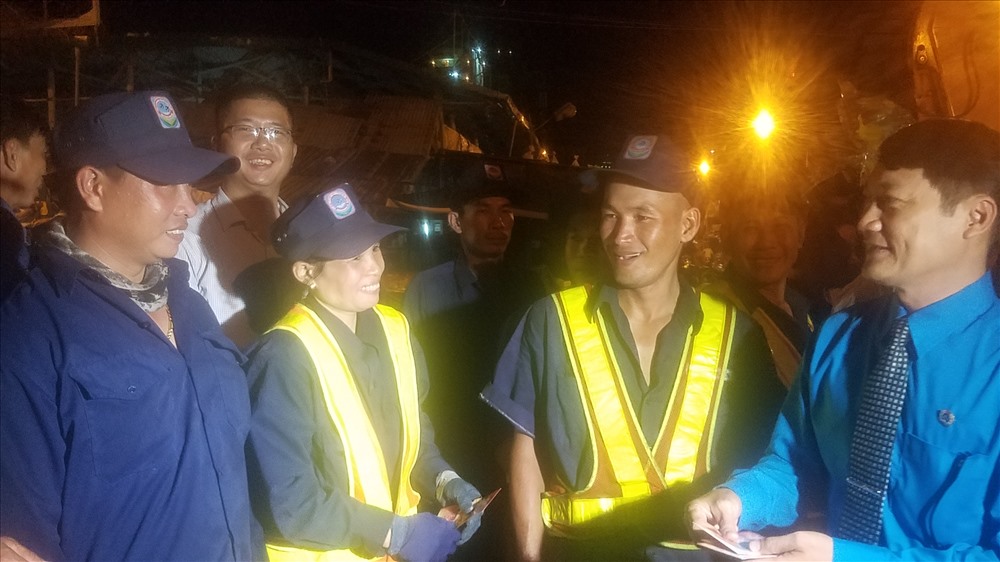 Niềm vui bất ngờ trong đêm giao thừa đến với CN vệ sinh môi trường TP Nha Trang khi được nhận lì xì sớm. Ảnh:P.L