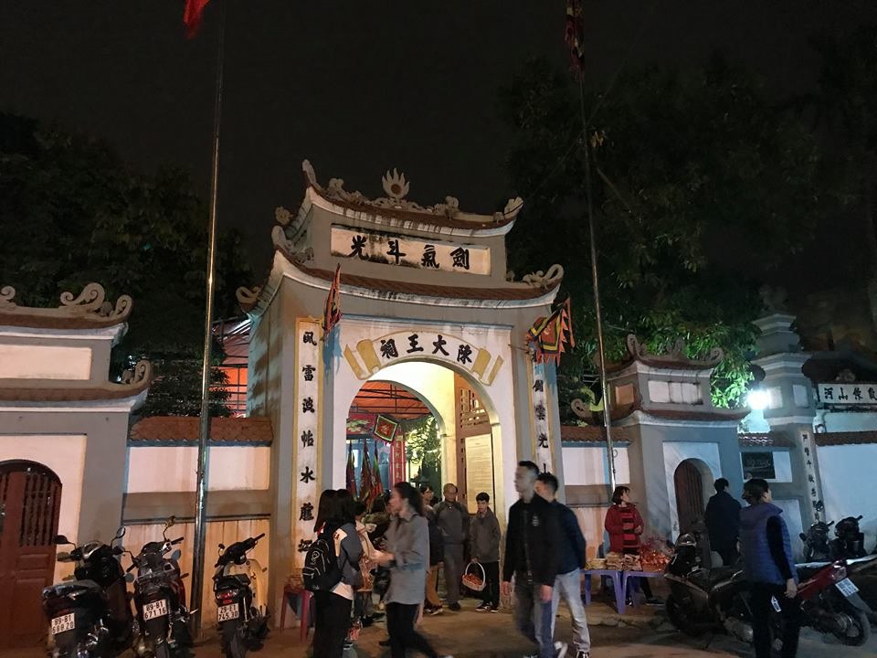 Sau khi hóa vàng tại gia đình xong, nhiều người dân Hưng 'yên đã đi lễ chùa đầu năm.