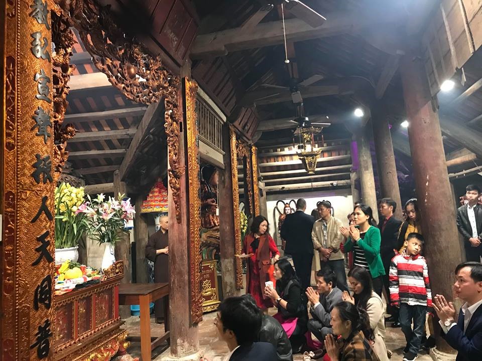 Lượng người đến chùa sau thời khắc giao thừa hết sức đông.