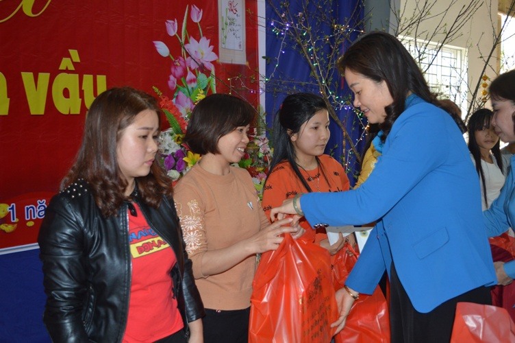 Đồng chí Ngô Hồng Hạnh, Phó Chủ tịch Thường trực LĐLĐ tỉnh tặng quà tết cho đoàn viên, người lao động Công ty TNHH MTV Chiến Thắng Nghĩa Lộ. Ảnh: Y.B