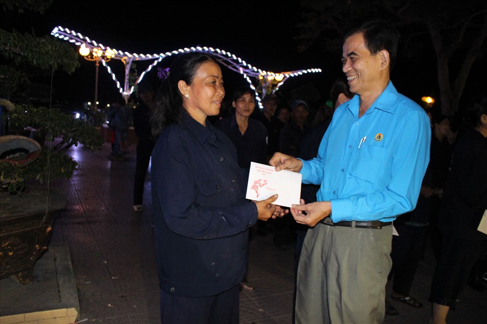Công nhân vệ sinh là những người vất vả nhất trong đêm giao thừa. Họ phải thức trắng đêm làm sạch đường phố để nhà nhà được đón Tết sạch đẹp.