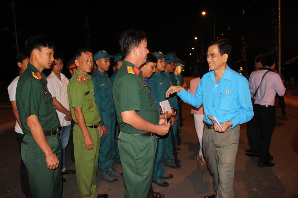 Thăm lực lượng làm nhiệm vụ bắn pháo hoa đón giao thừa.