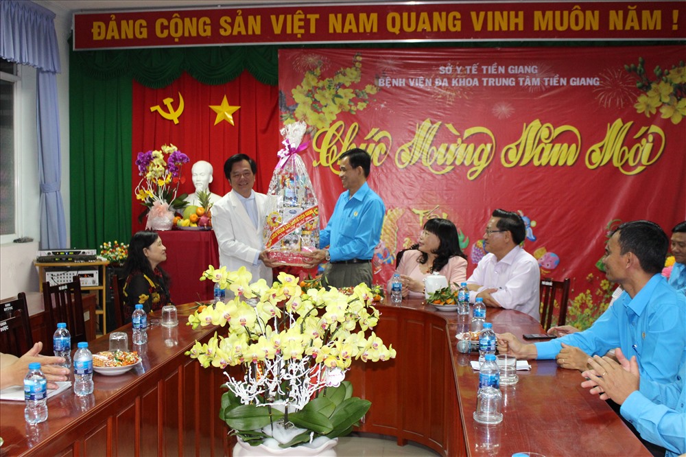 Đêm giao thừa có hơn 100 cán bộ, nhân viên, y - bác sĩ Bệnh viện Đa khoa Trung tâm Tiền Giang làm nhiệm vụ để lo cho hơn 500 bệnh nhân đang điều trị tại bệnh viện.
