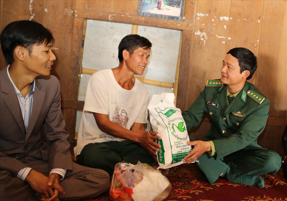 Ông Hồ Văn Kỉa ở thôn Xâm Cư nhận quà tết của Đồn Biên phòng Ba Tầng. Ảnh: Hưng Thơ.