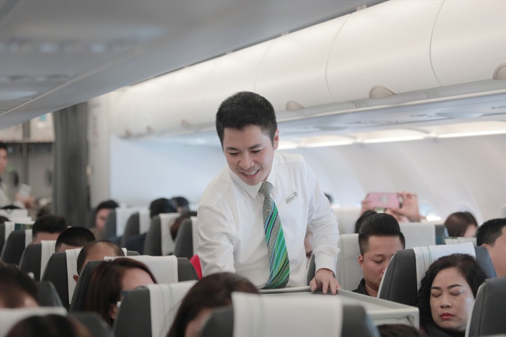 Tiếp viên Bamboo Airways hướng dẫn khách trên máy bay.