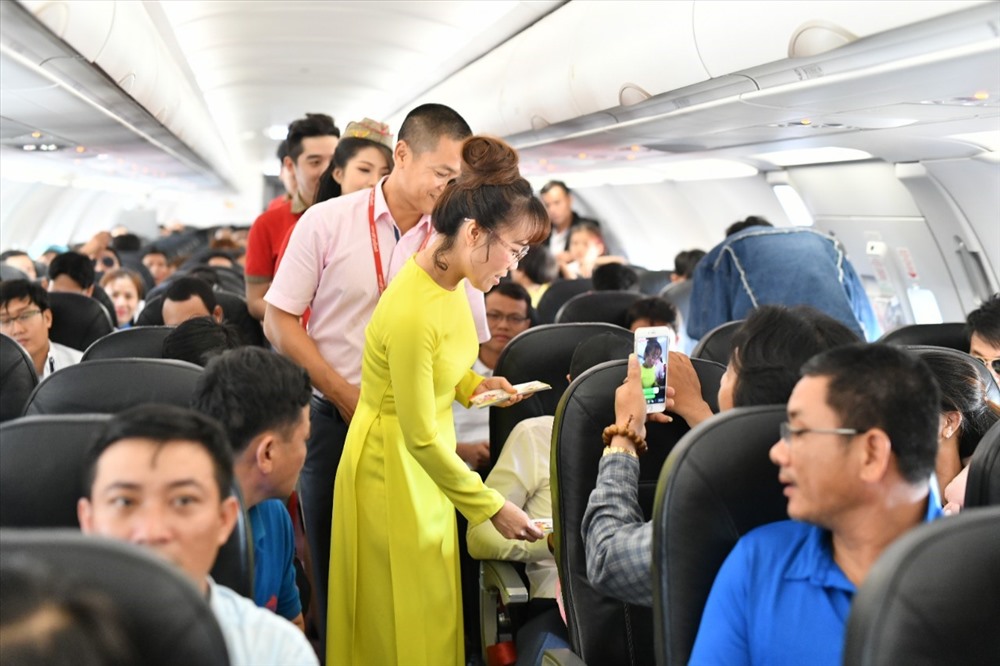 CEO Nguyễn Thị Phương Thảo chúc tết, lì xì và chụp hình lưu niệm với hành khách trên chuyến bay đầu năm.