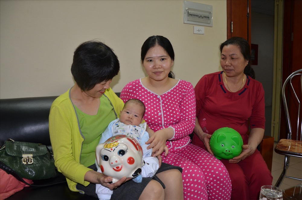 Đại diện Quỹ Tấm Lòng Vàng, Báo Lao Động trong một lần tới thăm gia đình liệt sĩ Lê Đức Lam. Ảnh: Huyên Nguyễn