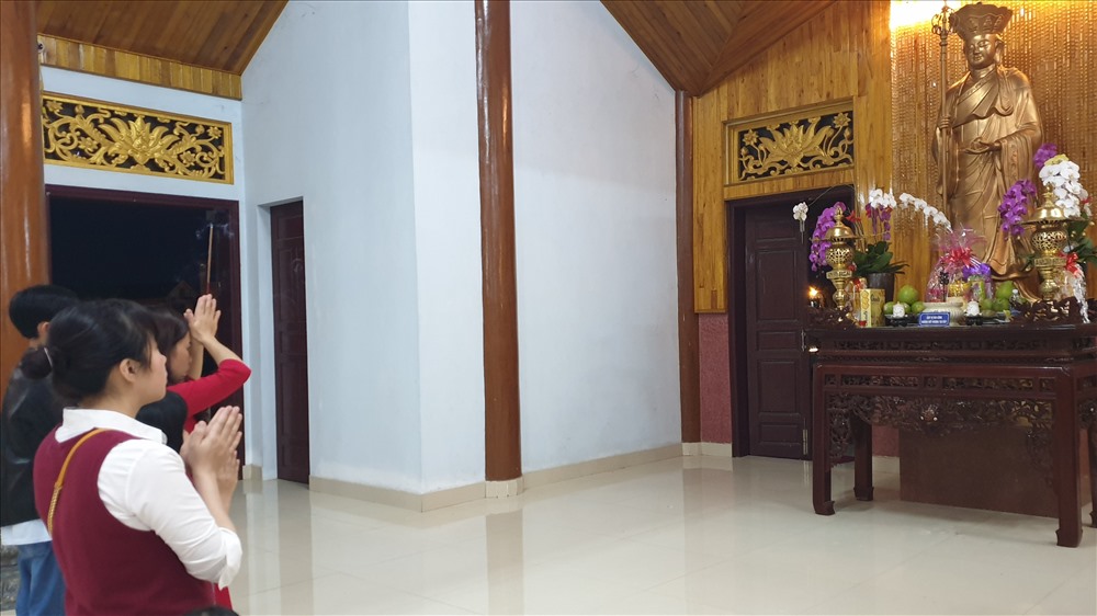 Người dân thắp hương để cầu Phúc, cầu An. Ảnh: Lê Phi Long