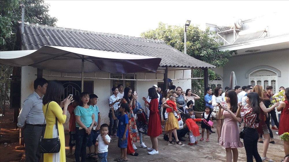 Mỗi ngày thu hút hàng trăm hàng ngàn người đến tham quan, chụp ảnh. Từ xe máy đến ô tô đỗ đầy ngoài đường, quán nước cạnh bên cây mai chật nít người, trong vườn mai bàn ghế cũng được đặt khắp nơi cho du khách ngồi ngắm.