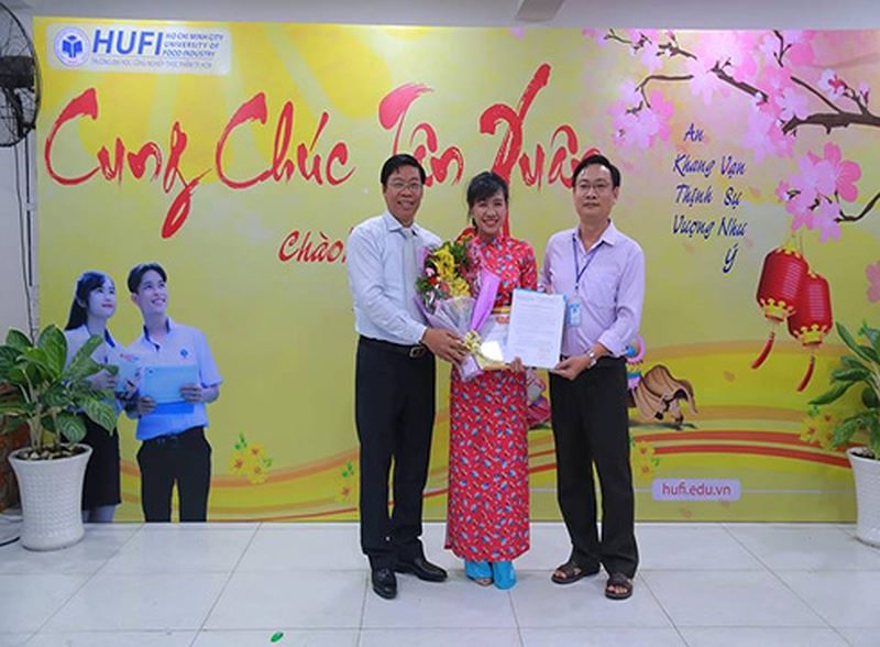 Tiến sĩ Phạm Thị Phương Thùy đã từ bỏ vị trí giảng dạy của mình tại Đại học Quốc gia Singapore, với mức lương hàng trăm triệu đồng để về nước giảng dạy.