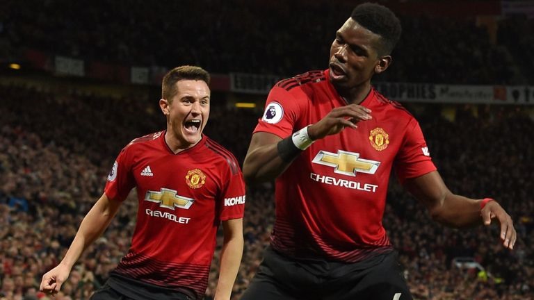 Pogba (phải) chơi tự do hơn khi đã có Herrera hỗ trợ phòng ngự. Ảnh: Sky Sports