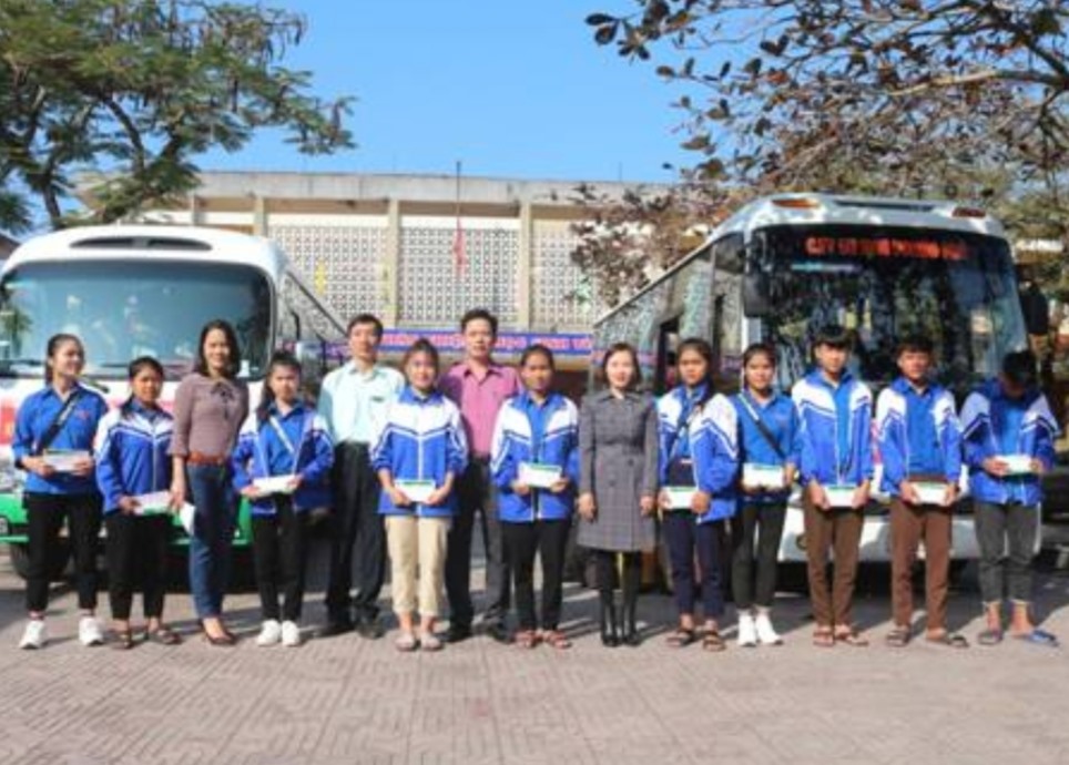 Trung tâm dịch vụ và quản lý bến xe khách Quảng Bình hỗ trợ học sinh và sinh viên khó khăn về quê đón Tết. Ảnh: Lê Phi Long