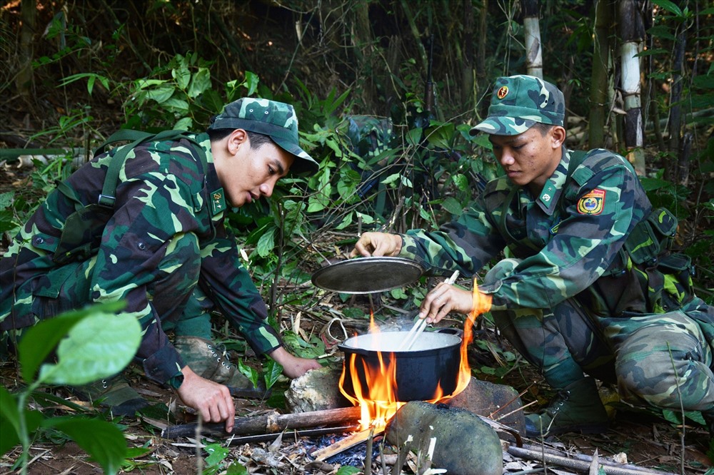 Sau một ngày vất vả, bên bếp lửa giữa rừng... Ảnh: Đ.B