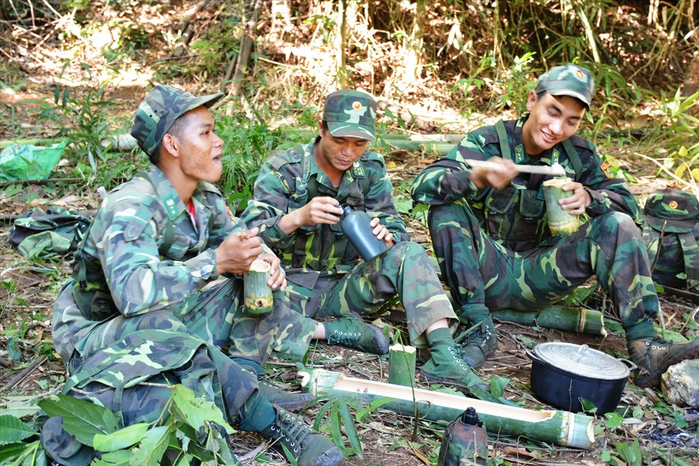 Bữa cơm thường ngày giản dị, mà vui. Ảnh: C.H