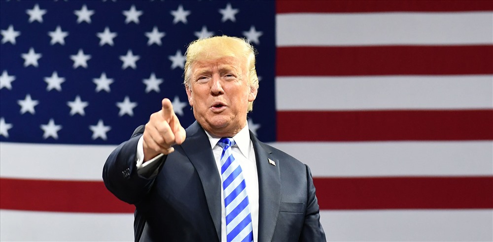 Theo trang Politico, Tổng thống Donald Trump có thể sẽ ký sắc lệnh cấm các thiết bị viễn thông Trung Quốc. Ảnh: Reuters