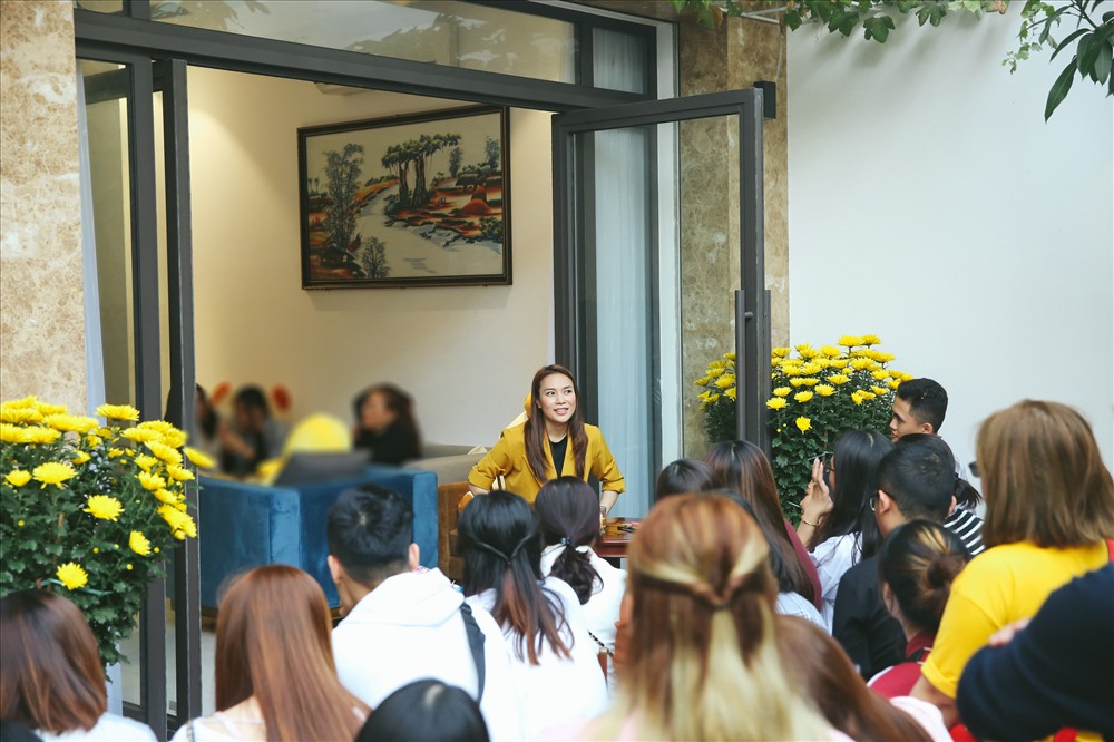 Đầu năm mới, nhiều fan gây bất ngờ khi tập trung tại nhà Mỹ Tâm ở Đà Nẵng để chúc Tết thần tượng.