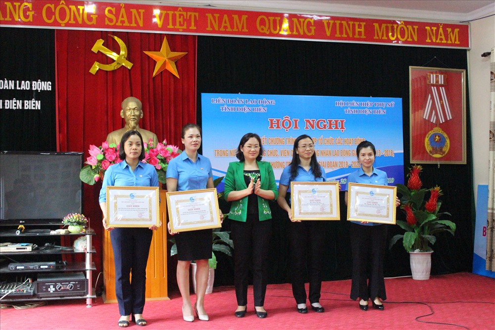 Lãnh đạo Hội Liên hiệp Phụ nữ tỉnh trao bằng khen cho các cá nhân xuất sắc. Ảnh: Trần Nga