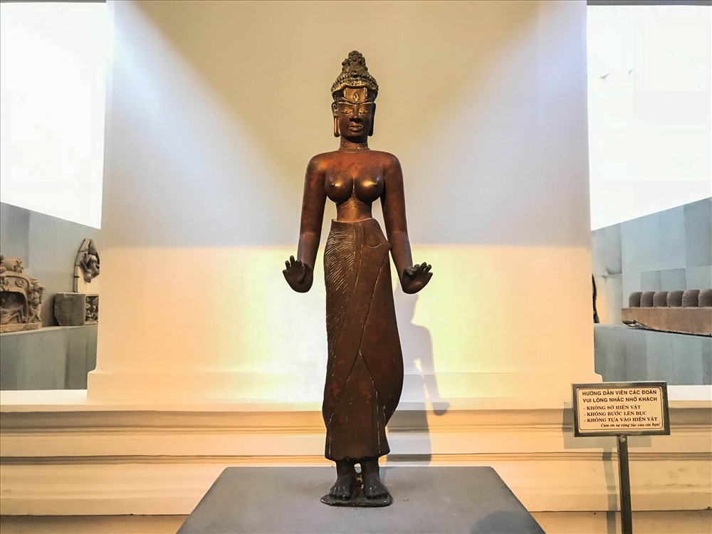 Tượng Bồ tát Laskmindra Avalokitesvara Đồng Dương (còn gọi là tượng Bồ tát Tara) được dân làng Đồng Dương phát hiện vào năm 1978. Đây là bức tượng bằng đồng nguyên chất lớn nhất mang phong cách nghệ thuật điêu khắc Chămpa. Tượng cao 1,148m, thể hiện hoá thân của Bồ tát Tara với ngoại hình cân đối.