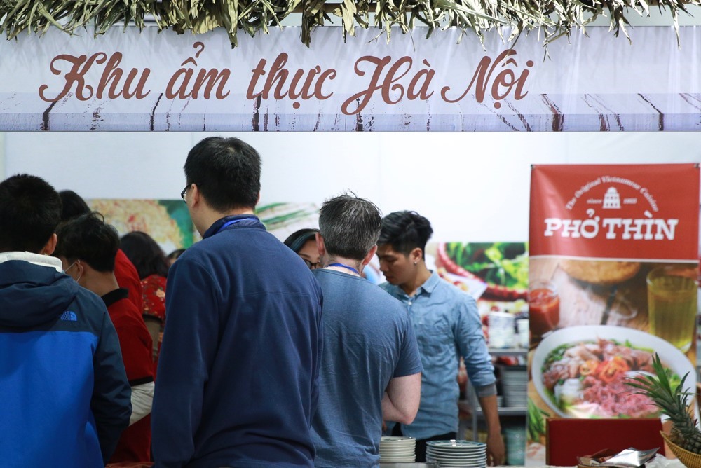 Nhiều phóng viên quốc tế lựa chọn Phở Thìn để thưởng thức. Ảnh: Hải Nguyễn