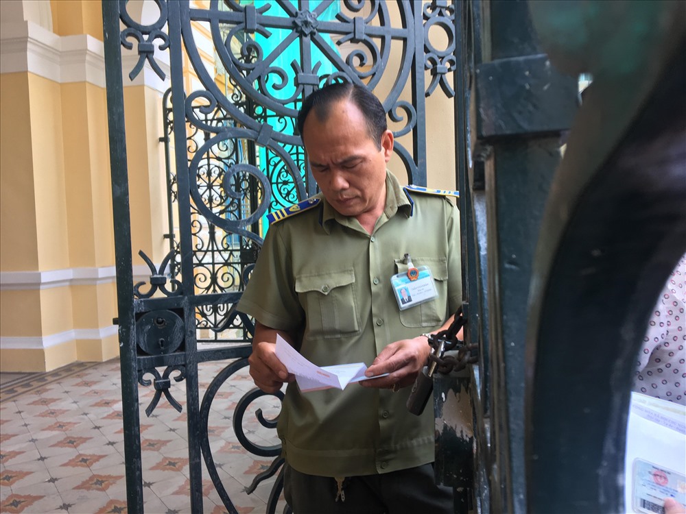 Các phóng viên tập trung rất đông trước tòa án ND TP Hồ Chí Minh từ sớm.