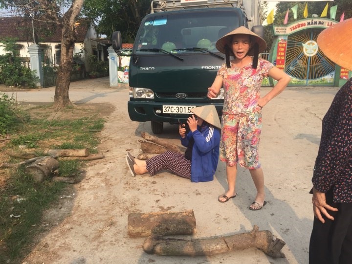 Dân bức xúc ngăn không cho xe chở gia súc vào lò. Ảnh: Viễn Chinh.